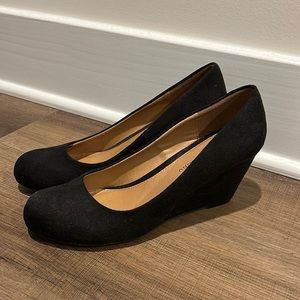 Black wedge pumps